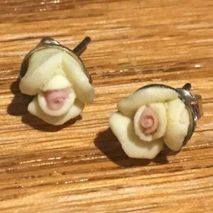 Elegant Off-White Rose with Pink Pierced Earrings